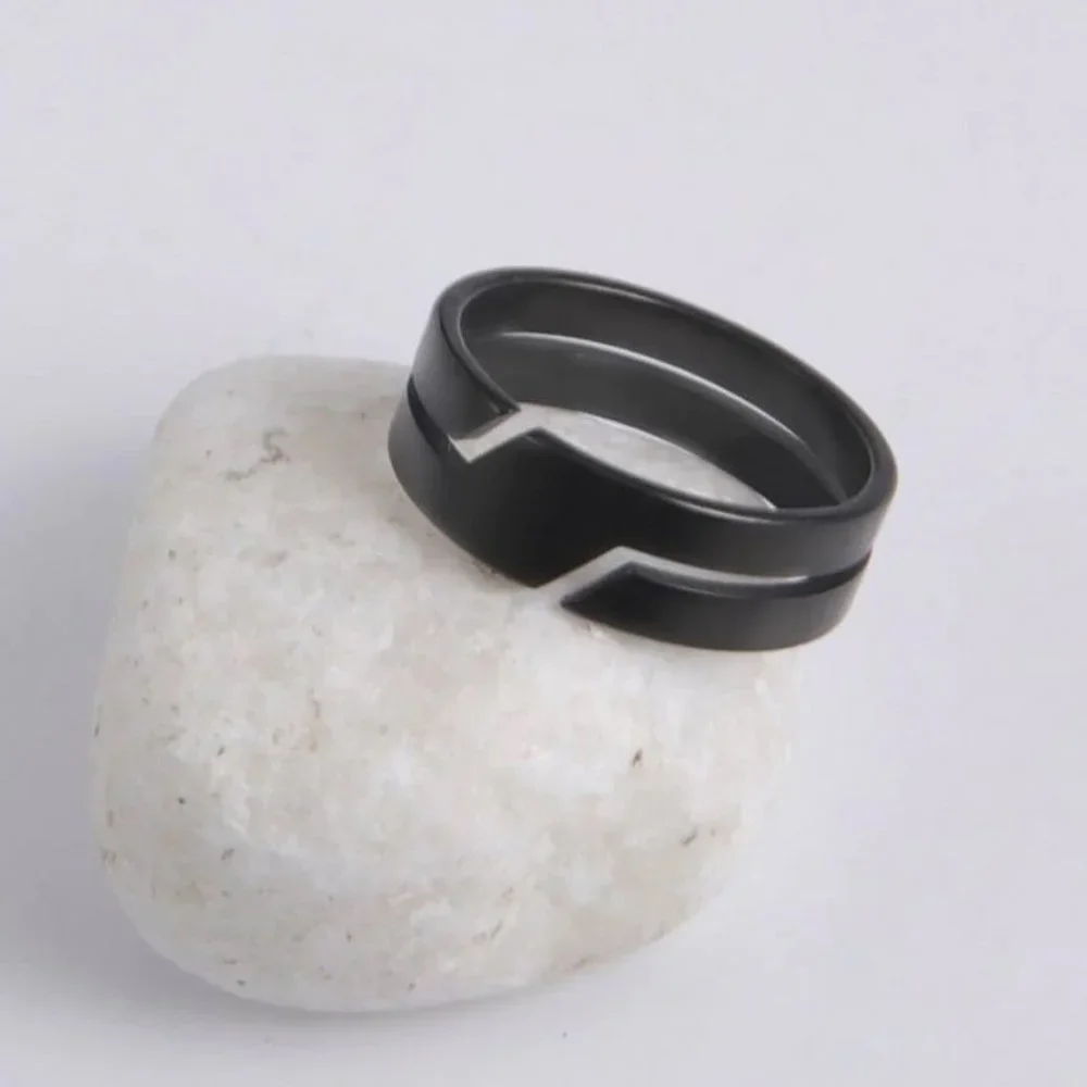 NWT Men’s 7mm Black Stainless Steel Ring Wedding Band Promise Ring Unisex - Picture 3 of 3